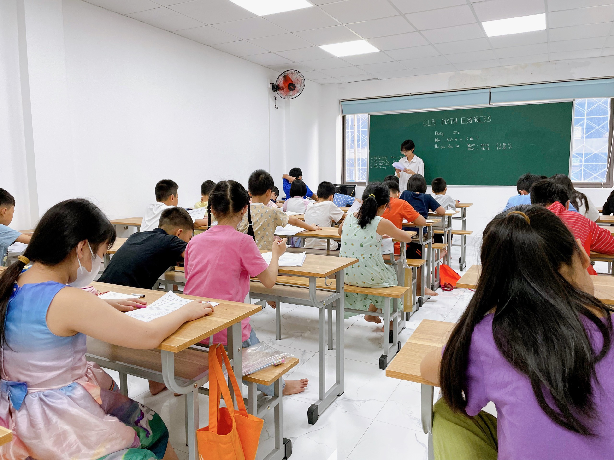Đôi nét về CLB Toán bồi dưỡng – MathExpress MathExpress được hình thành từ những năm 2012 bởi thầy giáo Trần Nhật Minh, một người đã dành cả thời học sinh và tuổi trẻ để theo đuổi đam mê về Toán. Từ ngày đầu mới thành lập MathExpress chỉ đơn thuần là một lớp học có khoảng hơn 20 học sinh, địa chỉ đầu tiên tại Nguyên Hồng, Đống Đa, Hà Nội. Trải qua hơn 10 năm, cho đến nay công ty TNHH MathExpress đã trở thành đơn vị cung cấp các giải pháp học tập hiệu quả cho học sinh ở cả hình thức offline và online chuyên về Toán học thông qua việc tổ chức các lớp Toán cơ bản, Toán chuyên, Toán nâng cao dành cho các em học sinh bậc Tiểu học, Trung học Cơ sở và Trung học Phổ thông. Tùy từng khối học, MathExpress xây dựng và sử dụng các giáo trình khác nhau – giúp cho học sinh phát triển và đam mê bộ môn Toán học. Khi học tại MathExpress học sinh được trải nghiệm môi trường mới mẻ, toàn diện, thoải mái mà vẫn học tập hiệu quả. HỌC SINH THI ĐỖ CÁC TRƯỜNG THcCS CHUYÊN NĂM HỌC 2022 – 2023
